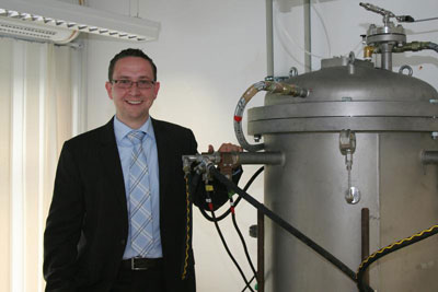 Dr. Christian Reimann mit einer Versuchsanlage zur Kristallisation von Solarsilicium in seinem Labor am Fraunhofer IISB