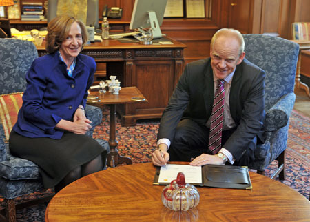 Gerald Schotman, chief technology officer, Royal Dutch Shell, right, signs the agreement with MIT President Susan Hockfield