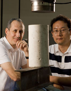Pedro Alvarez and Jaesang Lee with a concrete cylinder