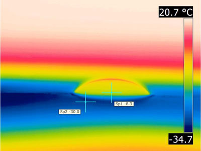 Thermographisches Bild eines stark unterkühlten, immer noch flüssigen Wassertropfens auf einer plasmafunktionalisierten nanostrukturierten Folie