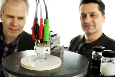 4-point conductivity measurement of the new transparent conducting film developed by prof. Cor Koning (left) and prof. Paul van der Schoot (right)
