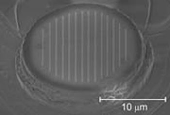 So entsteht eine Nanostruktur – zum Beispiel ein Polarisationsgitter auf einem 'Vertical Cavity Surface Emitting Laser', kurz VCSEL