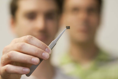 Alexander Urich and Thomas Müller with a chip containing graphene