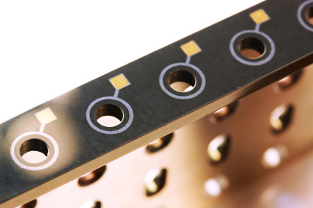 This tailpiece is coated with a thin-fi lm sensor system. It converts the tension on the string into digital control signals