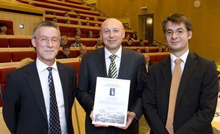 Professor Bengt E.W. Nilsson, chair of the Lise Meitner committee, and Professor Aleksandar Matic, Chalmers, awarded the Gothenburg Lise Meitner Prize to Stefan Hell