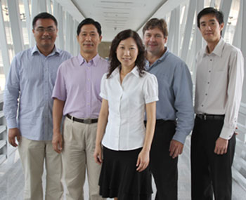 Dr Chuan Yang, IBN Research Scientist, Dr Shujun Gao, IBN Research Officer, Dr Yiyan Yang, IBN Group Leader, Dr James L. Hedrick (IBM Almaden Research Center), and Dr Jeremy Tan