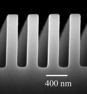 comb-like structure of a nanoscale metal plate