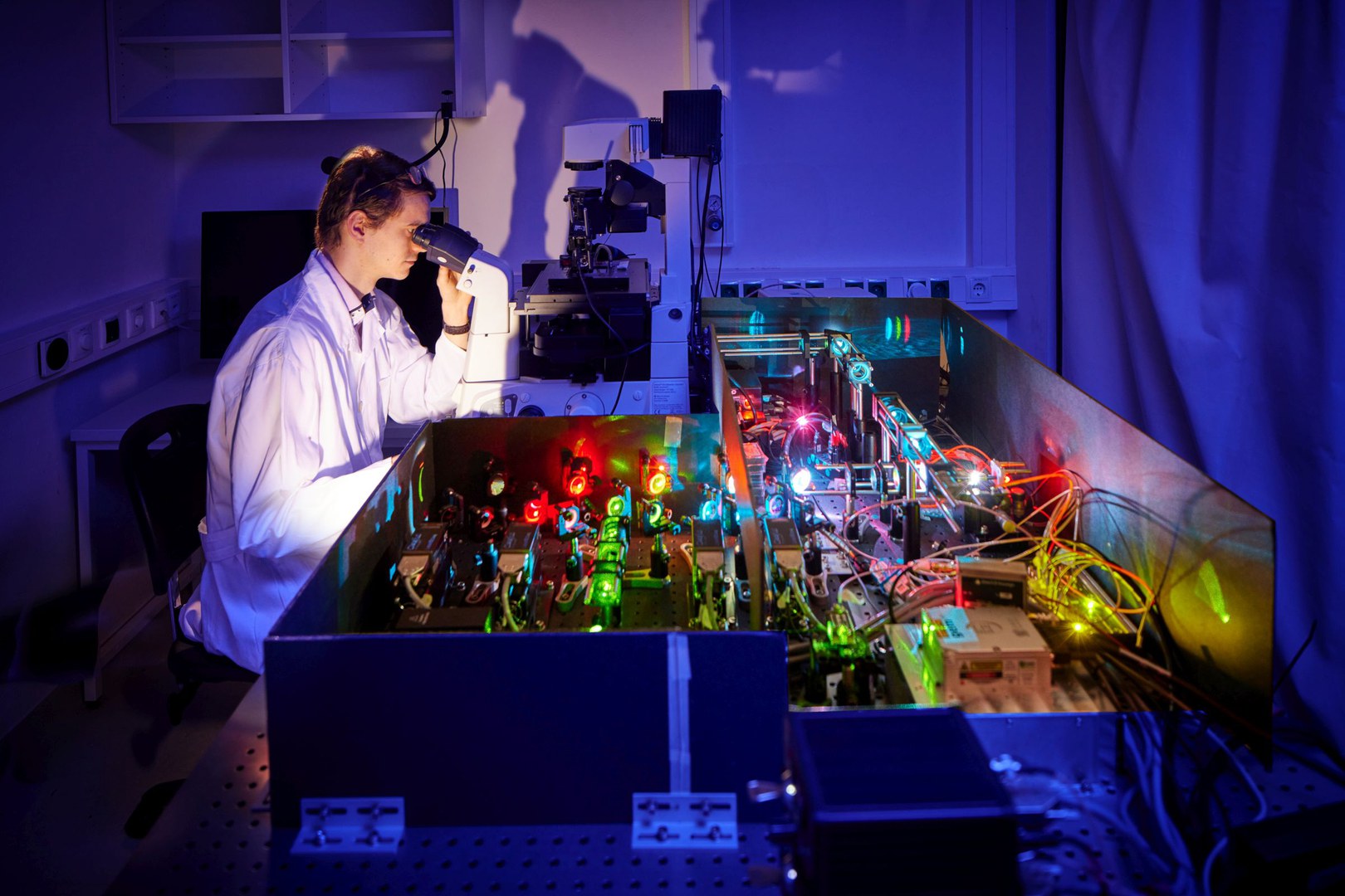 Dr. Koen Martens working at a custom-built super-resolution fluorescence microscope