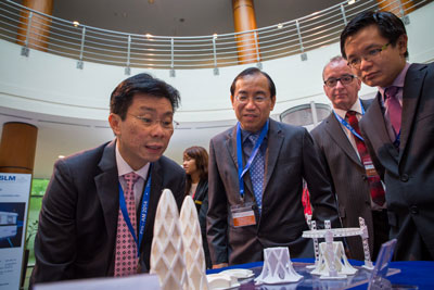 Senior Minister of State Lee Yi Shyan looking at 3D printed structures