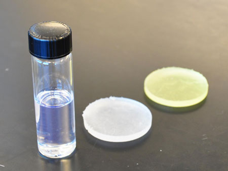 3-D printing liquid, 3-D-printed piece from liquid resin and liquid resin piece treated with ultraviolet light