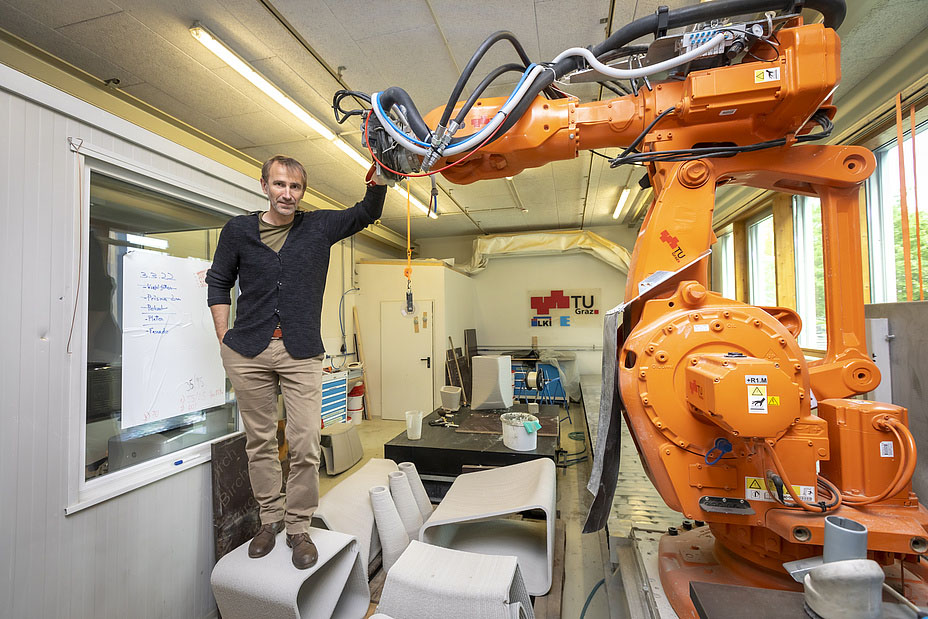 Andreas Trummer con una impresora 3D de hormigón