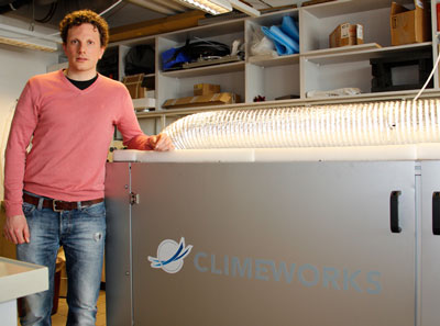 This inconspicuous box next to Climeworks co-founder Christoph Gebald has got a lot to offer: The prototype filters up to four kilograms of carbon dioxide a day out of the air