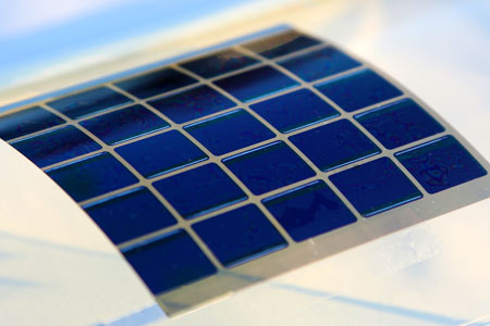 Integration of an organic solar module on a curved surface