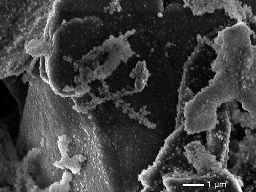 Deposits of decomposed electrolyte on the graphite particles of the anode of a NMC-lithium ion battery