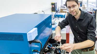 Ruben-Simon Kühnel connecting a test cell to the charger with the concentrated saline solution
