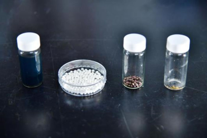 (From left) gold-containing waste liquid, a capsule-type material wrapped in a circular polymeric shell (white) developed by KIST researchers to recover gold in an eco-friendly manner, gold extracted through the recovery process, and recovered gold refined into high-purity gold