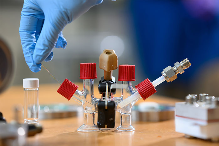 An H-cell modified with electrodes and an ion-conducting ceramic membrane to conduct sodium-air fuel cell experiments