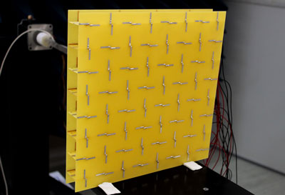 a new 'metamaterial' uses antennas of alternating orientations (top) that are connected by amplifier circuits (bottom)