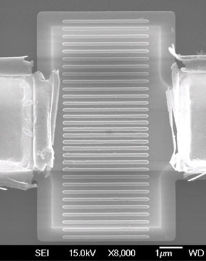Crystalline silicon sits between two electrodes in a microscopic antenna-on-a-chip