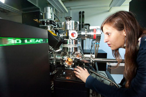 The graduate student Isabella Schramm benefits from the atom probe tomography in Saarbrucken