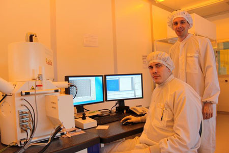 Doktorand Holger Mühlenbernd (links) und Prof. Dr. Thomas Zentgraf im Reinraum des Optoelektronik-Gebäudes der Universität Paderborn