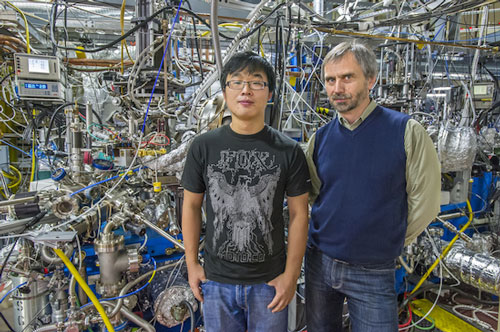 Eryin Wang (left)and Alexei Fedorov at ALS Beamline 12.0.1