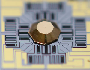 A polygon-shaped pyramidal reflector on a silicon microelectromechanical system (MEMS) chip
