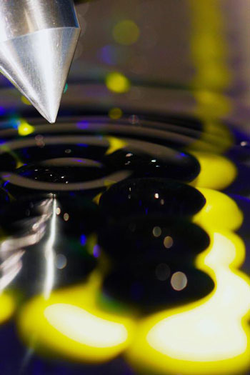 An oscillating Atomic Force Microscope tip in proximity to the Charge Density Wave (CDW) on NbSe2 surface