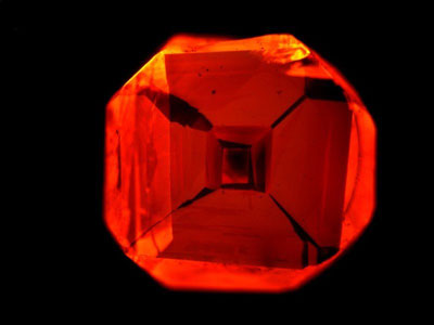 Nitrogen dopants in a diamond can be excited with green light so that the gemstone glows red