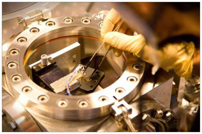 nanomembrane made of silicon nitrate and is coated with a thin layer of aluminum