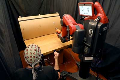 human supervisor corrects a robot's mistakes using gestures and brainwaves