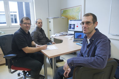 From left to right, researchers from UPV/EHU Joseba Makazaga, Ander Murua and Mikel Antoñana