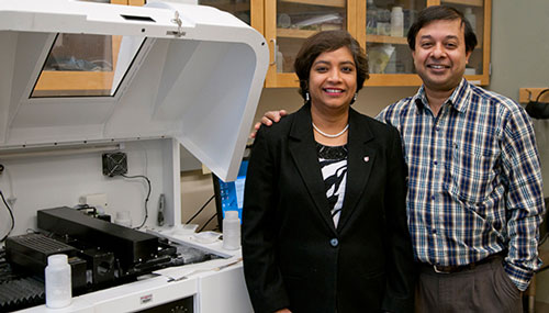 Susmita Bose, left, and Amit Bandyopadhyay with 3-D printer