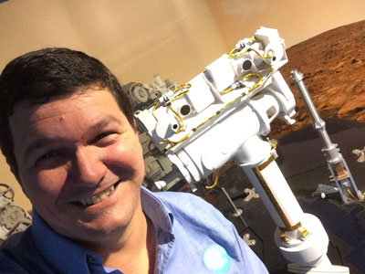  Paulo de Souza with a model of the Mars Rover, Opportunity