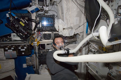 astronaut Aki Hoshide conducts an oxygen uptake measurement