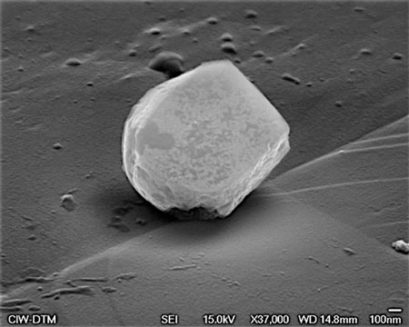 Electron microscope image of dust particles from interstellar space