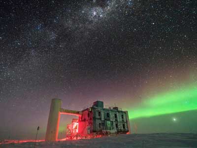 The IceCube Lab at the South Pole under the stars