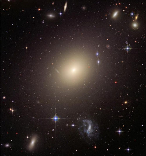 The huge elliptical galaxy ESO 325-G004 shone 10,000 times brighter when it formed than it does today. These types of galaxies briefly lit up the entire universe – and contributed to the background radiation we can measure today.